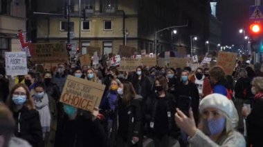 Kürtaj karşıtı yasaya karşı halkın hoşnutsuzluğunu göstermek için gece geç saatlerde barışçıl bir yürüyüş. Varşova-Polonya-2020