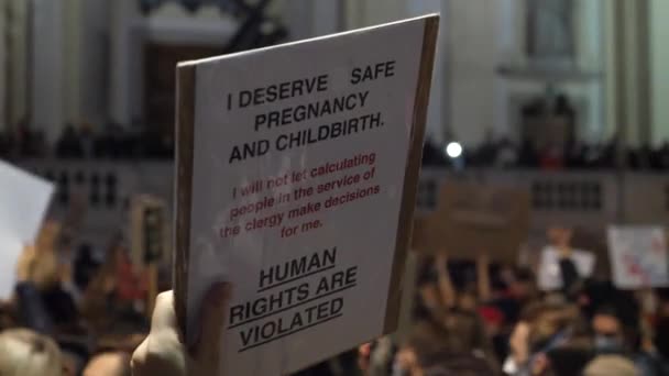 Pessoas protestando sobre a lei do aborto com sinais de protesto. Conceito de Violação de Direitos Humanos. Varsóvia, Polônia, 28 de outubro de 2020. — Vídeo de Stock