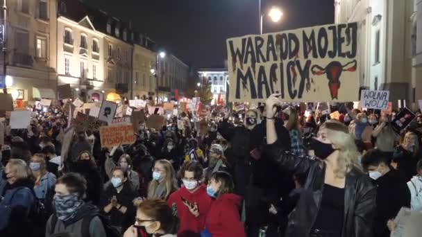 Warszawa, Polen, 28 oktober 2020: Protest mot abortförbudet. — Stockvideo