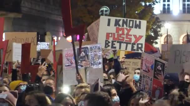 Kvinnors rättigheter protesterar Block City Streets. Aktivister protesterar mot abort förbud. Warszawa, Polen, 28 oktober 2020. — Stockvideo