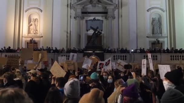 Een menigte mensen marcheert in de buurt van de kerk protesterend tegen het abortusverbod tijdens de uitbraak van het Coronavirus. Warschau, Polen, 28 oktober 2020. — Stockvideo