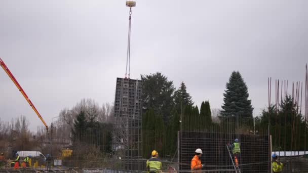 Día ocupado en el sitio de construcción. Varsovia - noviembre - 2020 — Vídeos de Stock