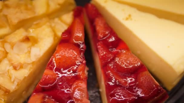 Friss sajttorta szeletek gyümölcsökkel és bogyókkal. Sütőipari csábító desszert kijelző