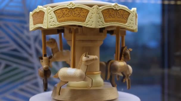 Merry-go-round Drewniane konie Carillon z muzyką w sklepie z zabawkami. — Wideo stockowe