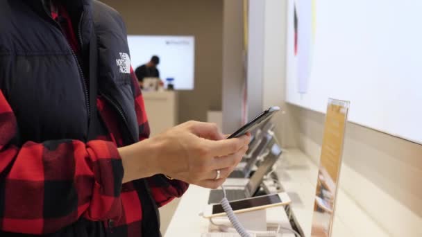 女性在手机商店购物的近景与智能电话的选择。波兰华沙，2020年11月12日. — 图库视频影像