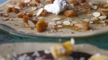 Sağlıklı bitki temelli tatlılar. Meyve ve fındıklı vejetaryen kreplerini yakın.. 