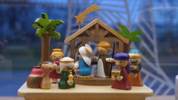 Рождественская сцена игрушка с младенцем Иисусом, Святой Марией, Иосифом, Ангелами и фигурками Санта-Клауса. Рождественское украшение. — стоковое видео
