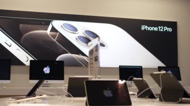 Varşova, Polonya - 24 Ekim 2020: Uygulama Mağazasında iPhone 12 Pro reklamları.