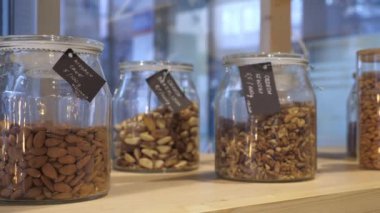 Sıfır sürdürülebilir yaşam biçimi. Yeşil ekolojik paket dükkanında organik fındıklı cam kavanozlar.