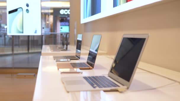 Exibição de novos produtos McBook na Apple Store. Comércio a retalho de dispositivos digitais no centro comercial — Vídeo de Stock