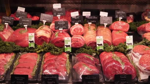 Wyświetlanie różnych posiekanych surowego czerwonego mięsa. Dział świeżego mięsa ekologicznego w supermarkecie — Wideo stockowe