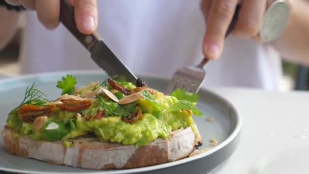Czysta koncepcja jedzenia. Żeński tosty z awokado na bazie awokado ze sztućcami — Wideo stockowe