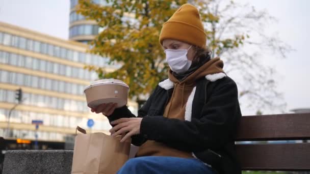 Γυναίκα σε μάσκα διέταξε Takeaway Τροφίμων Έχοντας έξω μεσημεριανό γεύμα κατά τη διάρκεια Coronavirus Outbreak. Καραντίνα Lifestyle Κατά τη διάρκεια COVID-19 Πανδημία. — Αρχείο Βίντεο