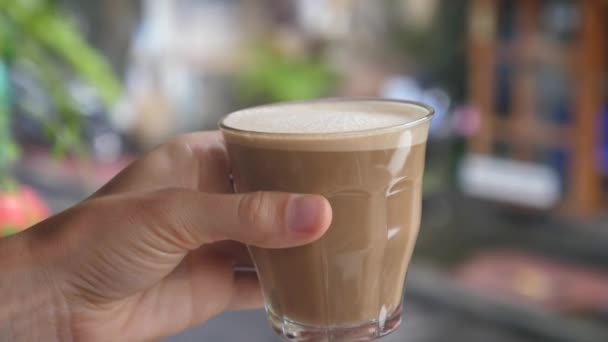 Kézen fogva egy pohár vegán cappuccinót. Növényi alapú italok — Stock videók