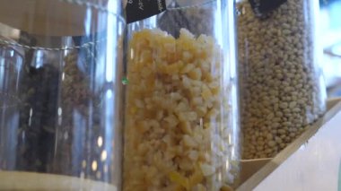 Yeşil sürdürülebilir markette besleyici granola, kuru meyve ve fındık çeşitliliği. Geri dönüşüm, yeniden kullanım, konsepti küçültme 