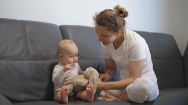 Ebeveynlik ve çocukluk. Sevimli bir anne ve küçük kızı var. Tavşan oyuncağını seviyorlar ve sarılıyorlar.