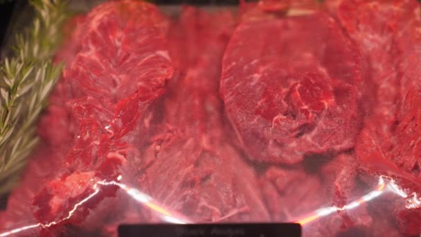 Bifteck de boeuf rouge frais en affichage de boucherie. Alimentation riche en protéines pour les mangeurs de viande — Video