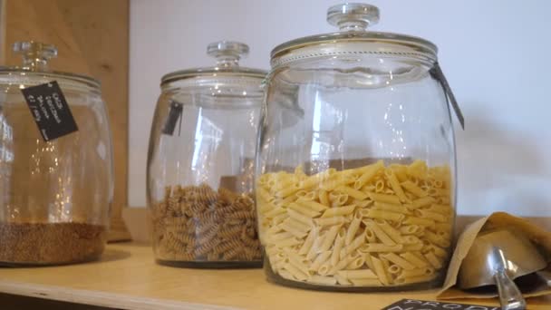 Makarony, těstoviny ve skleněných nádobách v nulovém množství odpadu Udržitelné skladování. Vědomý konzumentský koncept. — Stock video