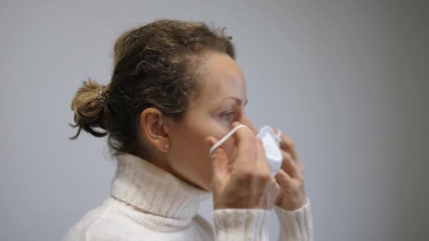Mujer que usa una máscara de protección antivirus para evitar la infección por Corona COVID-19 y SARS. — Vídeo de stock
