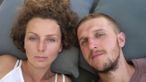 Portrét mladého kavkazského páru zírajícího do kamery. — Stock video