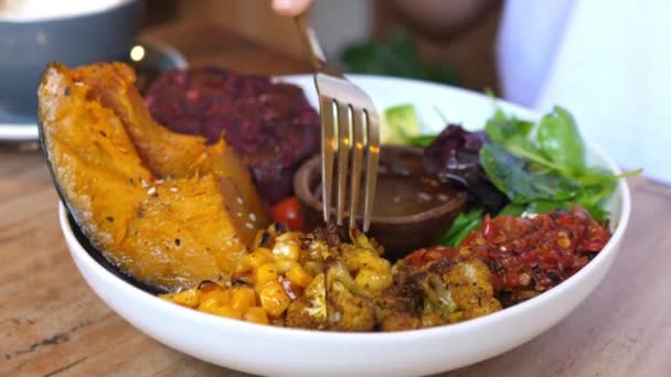 Concept végétal sain. Fourchette trempant un chou-fleur rôti dans une sauce. Bouddha végétalien bol plein de légumes — Video