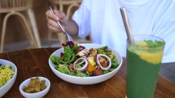 Kaukázusi lány eszik a szabadban étterem kiegyensúlyozott tápláló vegán étel — Stock videók