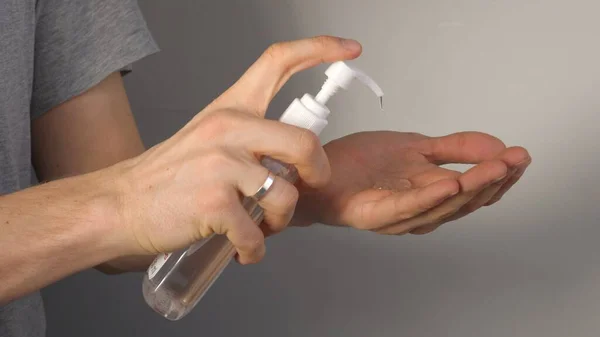 Lavar as mãos pelo desinfetante do álcool ou pelo gel do álcool da garrafa da bomba. — Fotografia de Stock