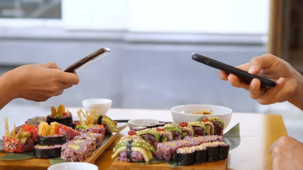 Gezonde biologische sushi lunch. Foto 's maken van kleurrijke sushi sets. Concept voor voedselbloggen — Stockfoto