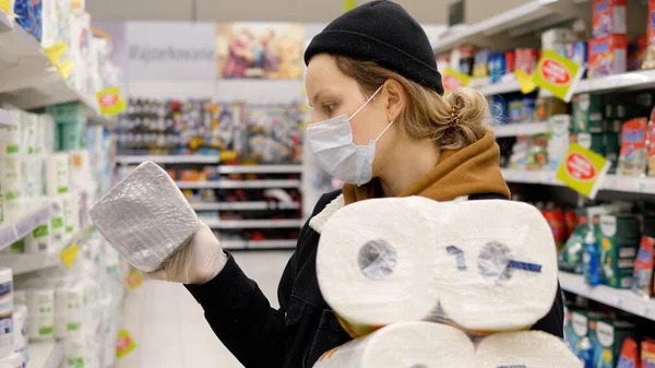 Mujer comprando papel higiénico. Coronavirus pánico, papel higiénico para cuarentena. —  Fotos de Stock