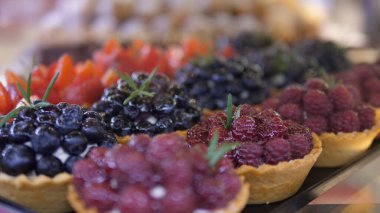 Fırında kremalı taze böğürtlenli mini tart. Tatlılar ve tatlılar konsepti. 