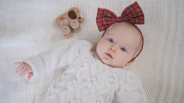 Baby liggande på rygg bär stickad tröja. — Stockfoto