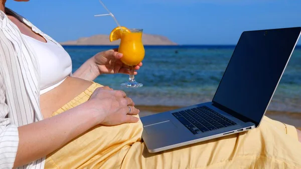 Pregnant Woman Using Laptop Relaxing On Beach On Holidays. — Stock Photo, Image