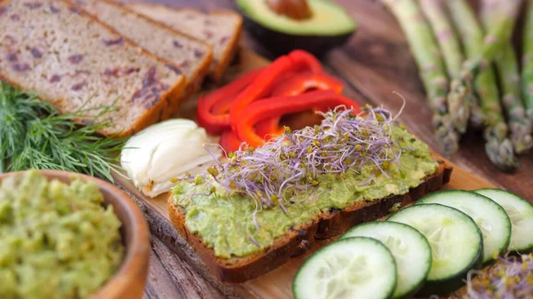 Café da manhã saudável Vegan. Torradas de abacate, brotos e legumes. — Fotografia de Stock