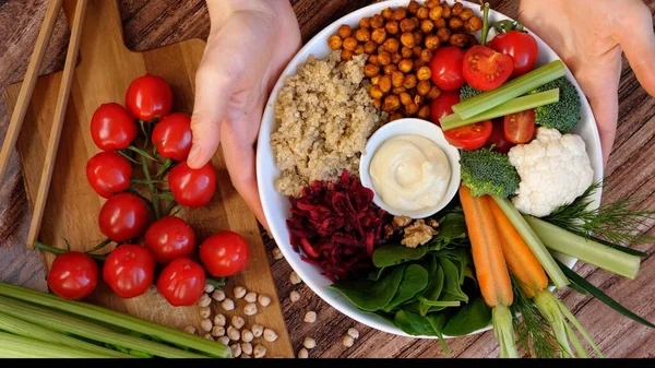 Tazón de Buda de moda con garbanzos, quinua, verduras. —  Fotos de Stock