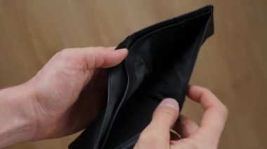 Man Hand Finansal kriz sırasında Boş Cüzdan Açtı.
