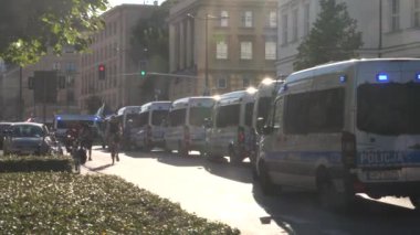 Polis otobüslerinden geçen bisikletçi, Warsaw - Poland- 2020