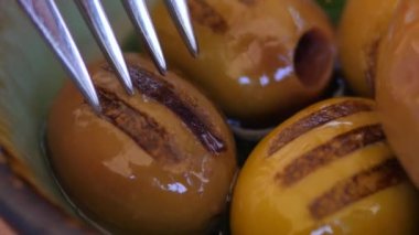 Ekstra bakire zeytinyağından ızgara zeytin toplayın. Vejetaryen aperatifi sağlıklı başlangıç olarak.