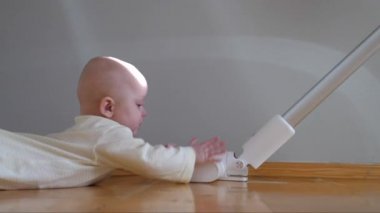 Kafkas Bebek Modern Kablosuz Elektrikli Temizleyiciyle Oynuyor.