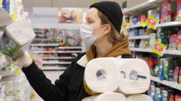 Mujer comprando papel higiénico. Coronavirus pánico, papel higiénico para cuarentena. — Vídeo de stock