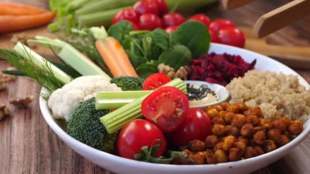 Salade saine avec quinoa, pois chiches et légumes. — Video