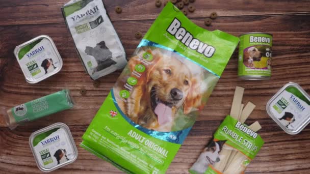 Benevo Weganie suche jedzenie dla psa. Zdrowa żywność dla zwierząt przyjazna zwierzętom. — Wideo stockowe