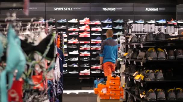 Cliente e assistente de venda na seção de calçados da loja Nike. Varsóvia-Polónia-2020 — Vídeo de Stock