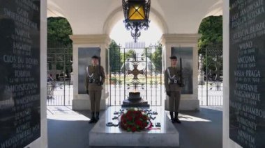 Meçhul Asker Mezarı 'ndaki muhafızlar. Varşova - Polonya - 2020