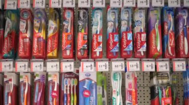 Mağazadaki zengin diş fırçalarının tanıtımında ön planda. Kişisel hijyen malzemeleri almaya. Varşova-Polonya-2020.