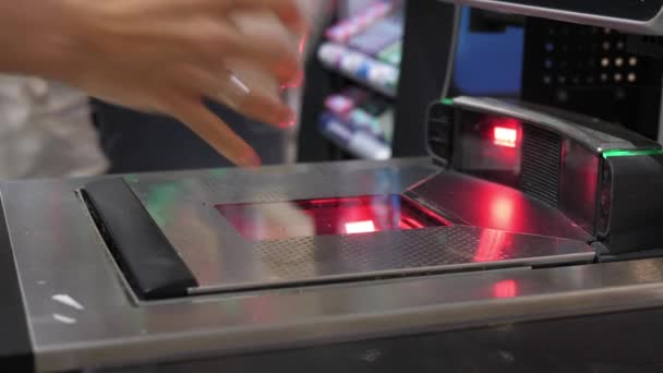 Közelkép a női kézről, amint a pénztárnál ellenőrzi a vásárlásait. — Stock videók