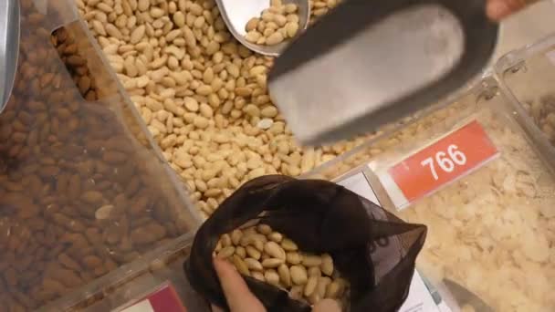 Αγοράζοντας ασπρισμένα αμύγδαλα σε μηδενικό απόβλητο Βιώσιμο Κατάστημα Χρησιμοποιώντας Eco Bag. — Αρχείο Βίντεο