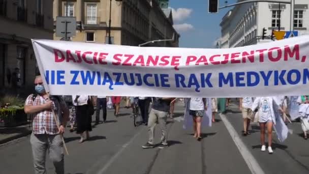 Мирные медицинские работники маршируют в масках с табличками. Варшава-Польша-август 2020 — стоковое видео