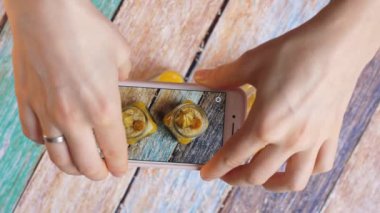 Chia Seed Puding 'in akıllı telefon kullanarak fotoğraf çeken kadın elleri. Sağlıklı Gıda Konsepti. 
