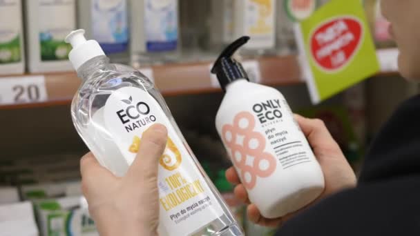 Cliente femminile che sceglie il sapone bioecologico del piatto nel supermercato. — Video Stock