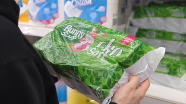 Frau kauft Öko-Toilettenpapier im Supermarkt. — Stockvideo